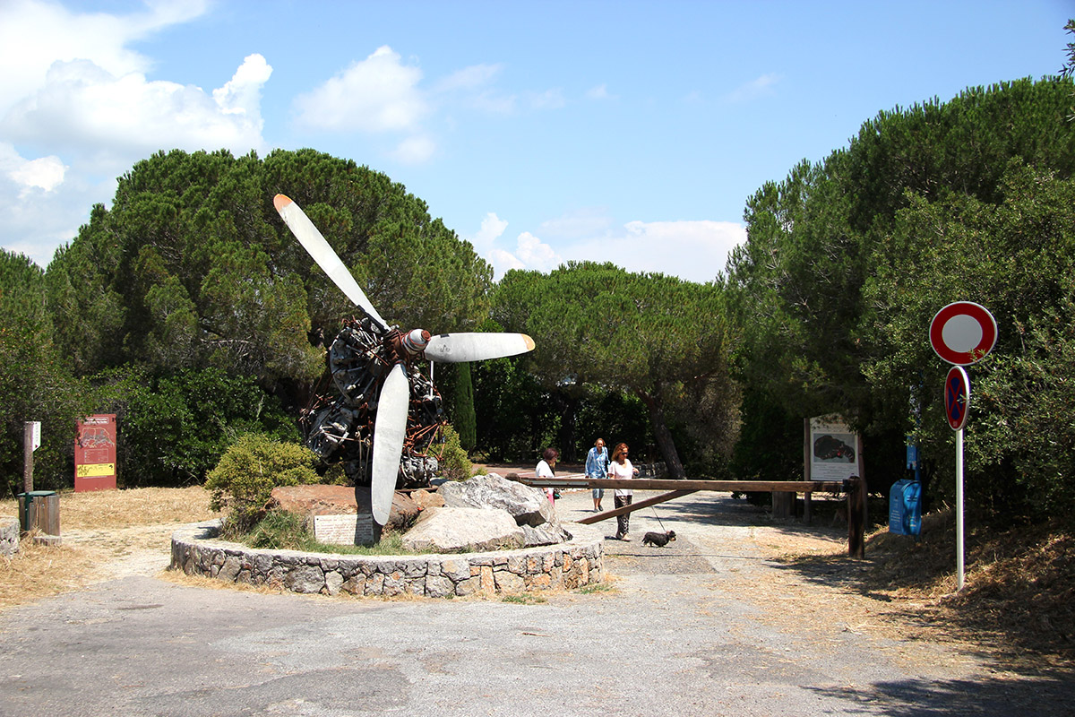 Croix des gardes - Satue avion - Memoire combattants interallies - Bleu Regard
