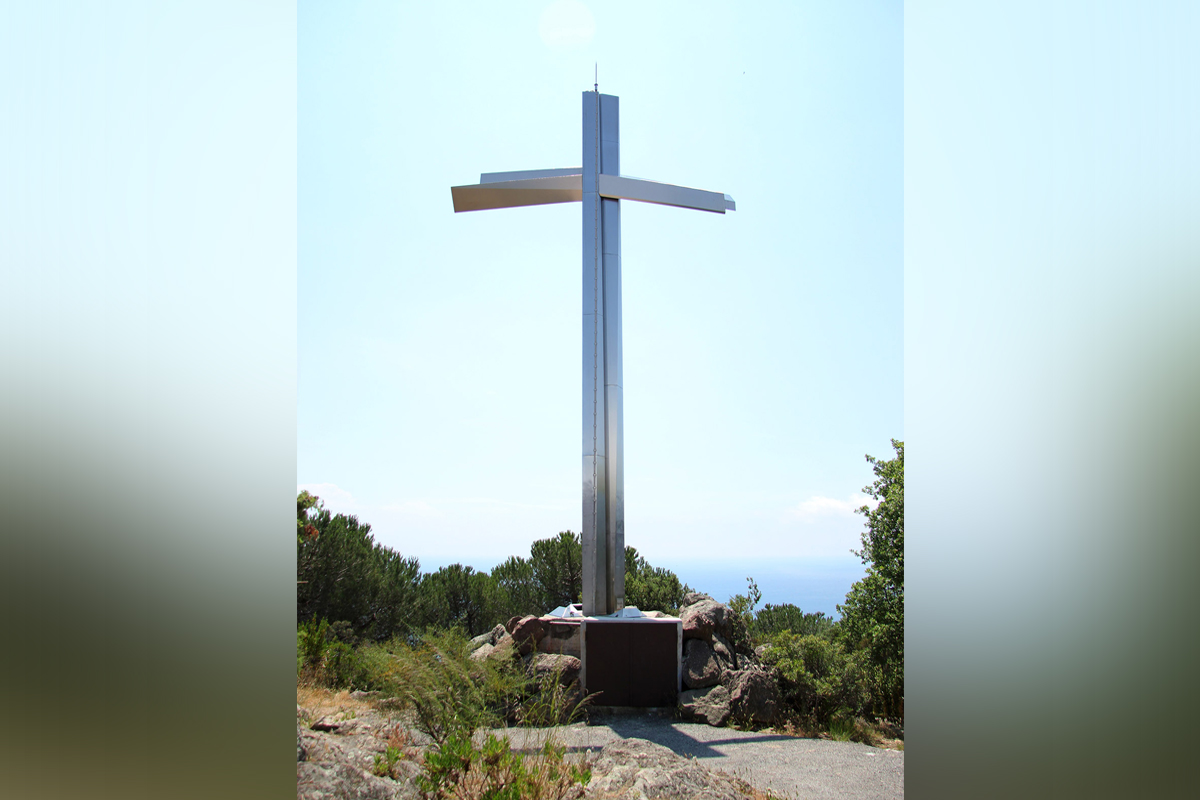 Croix des gardes - Statue la croix vue de dos - Bleu Regard