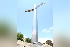 Croix des gardes - Statue la croix vue de face - Bleu Regard